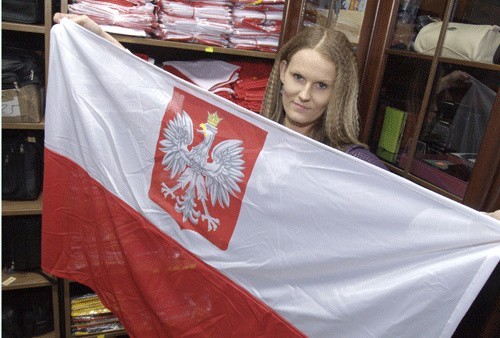 Kamila Dmitrzak ze sklepu Orkan w Koszalinie z flagą o wymiarach 70 X 120 cm, czyli w proporcjach przewidzianych ustawą. 