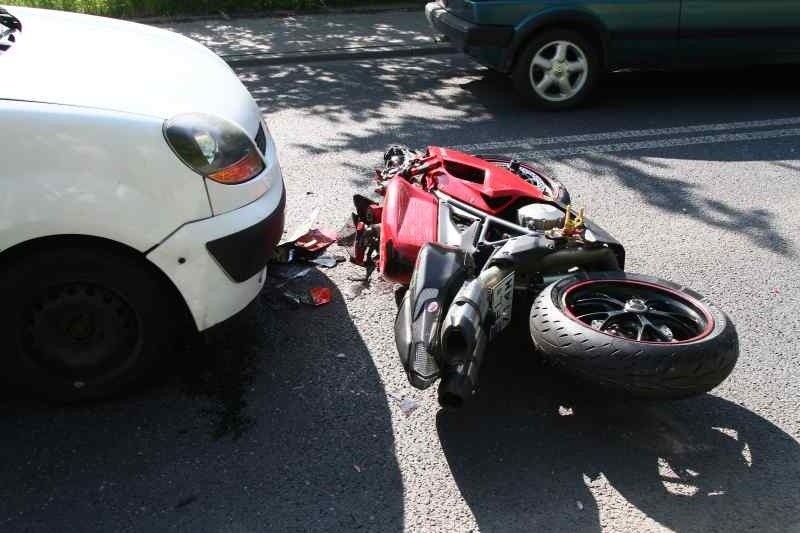 Wypadek z udziałem motocyklisty na ul. Augustów na Widzewie [zdjęcia]