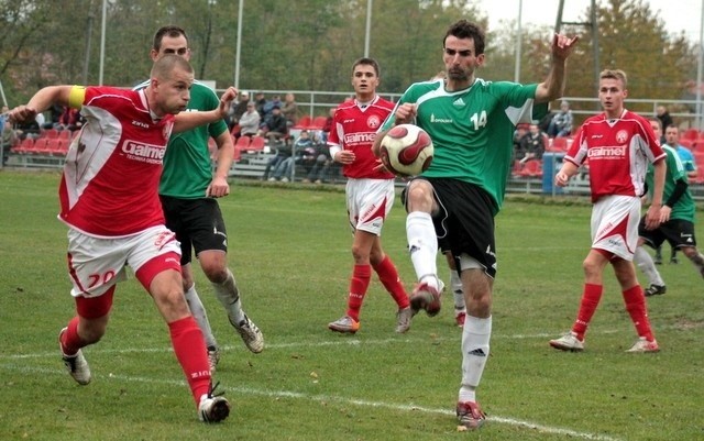 Mecz Start Galmet Bogdanowice - Victoria Chróścice. Przy piłce obrońca gości Piotr Michoń. Obok kapitan "Bogdanki" Marcin Gużda.