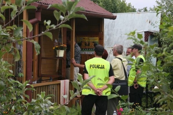 38-letni mężczyzna zmarł od ukąszenia w tej altance. Pomimo godzinnej reanimacji nie udało się go uratować.