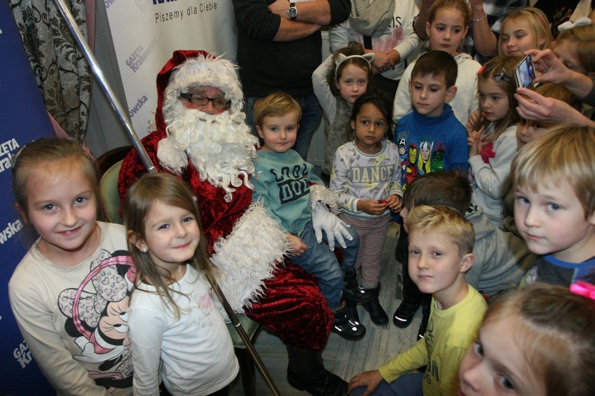 Dzieci na spotkaniu z Mikołajem, Czarnoksiężnikiem i „Krakowską” [ZDJĘCIA, WIDEO]