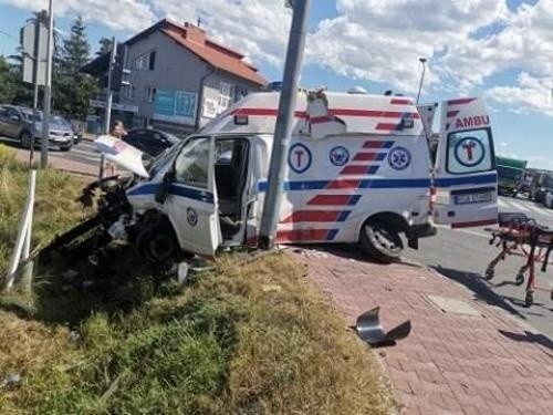 Poważny wypadek w Niepołomicach. Karetka zderzyła się z osobówką. Wzywano śmigłowiec LPR