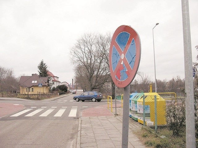 Przekręcony znak przy ulicy Maczka w Miastku.