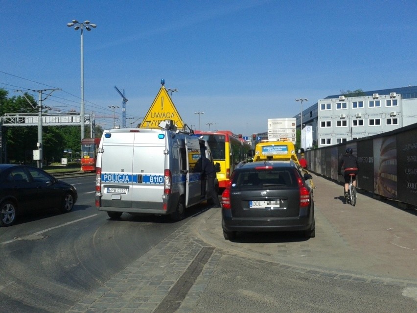 Wrocław: Wypadek autobusu MPK na ul. Traugutta. Ogromne korki w okolicy (ZDJĘCIA)