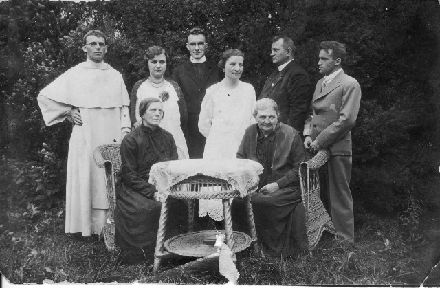 Na zdjęciu proboszcz Edmund Kasior (drugi z prawej), a w otoczeniu księdza jego  brat, siostra i matka .