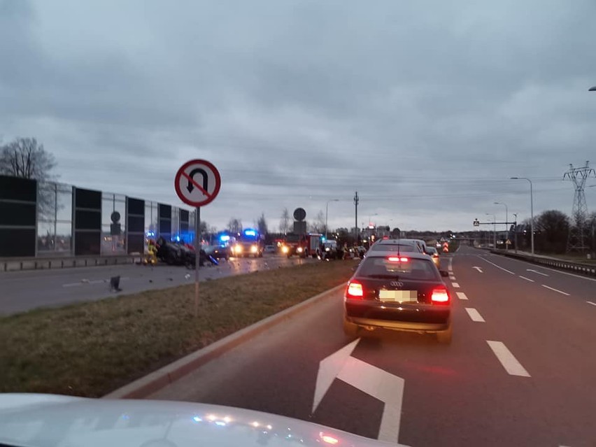 Poważny wypadek w rejonie lubelskiego Felina. Sześć osób jest ciężko rannych. Jedno z aut dachowało. Zobacz zdjęcia