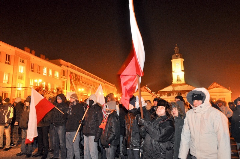 Młodzi ludzie zgromadzeni przed białostockim Ratuszem....