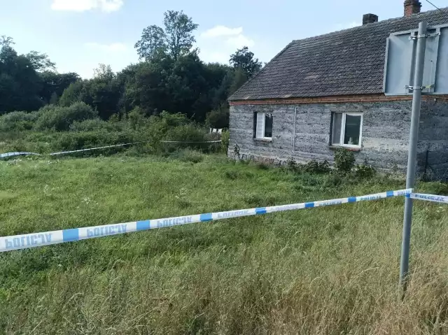 W piwnicy tego niewielkiego domu w Czernikach znaleziono ciała trzech noworodków.