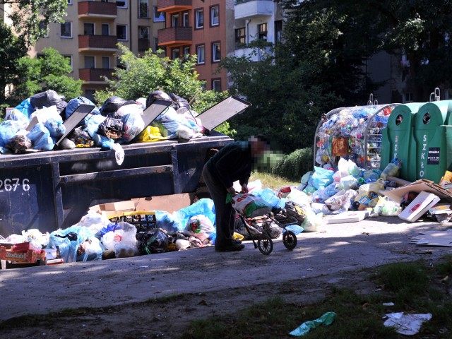 Dzień dobry,Piszę do Państwa bo ręce opadają. W piatek 19.07 widząc, że zbliża się weekend, a kontenery kipią zadzwoniłam do spółki Ekosystem z informacją o przelewających się śmieciach jak i tworzywach (plastik, szkło i papier) pani przyjęła zgłoszenie i obiecała interwencję. Przez cały weekend jak i w poniedziałek niestety bez zmian zaczęłam robić zdjęcia jako dokumentację choć miałałam nadzieję, że w poniedziałek ktoś śmieci wywiezie - niestety błędne. Wtorek to samo, tylko opróżniony pojemnik z plastikiem, zadzwoniłam ponownie do Ekosystemu miła pani coś zapisała i powiedziała że przekaże. Dziś środa jak na załączonych zdjęciach wciąż to samo.