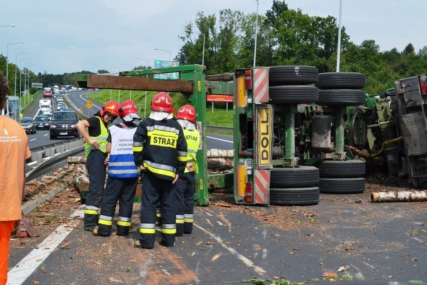 Wypadek tira na S52. Droga z Cieszyna na Bielsko-Białą zablokowana [ZDJĘCIA]