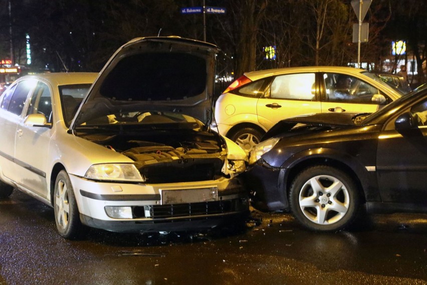 Czołowe zderzenie na skrzyżowaniu Bystrzyckiej i Balonowej  [ZDJĘCIA]