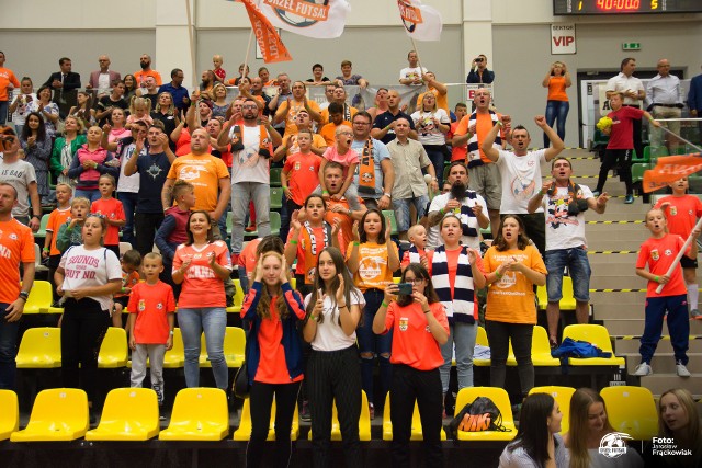 W weekend Acana Orzeł Jelcz-Laskowice zadebiutował w futsalowej ekstraklasie pokonując Pogoń 04 Szczecin 4:3. Spotkanie cieszyło się dużym zainteresowanie miejscowych kibiców. Warto wspomnieć, że piłkarze halowi Orła także w kraju zyskują coraz większą popularność - ich profil na Facebooku śledzi 10 tys. osób.Byłeś na meczu Orła? ZNAJDŹ SIĘ NA ZDJĘCIACH! DO KOLEJNYCH ZDJĘĆ MOŻNA PRZEJŚĆ ZA POMOCĄ STRZAŁEK