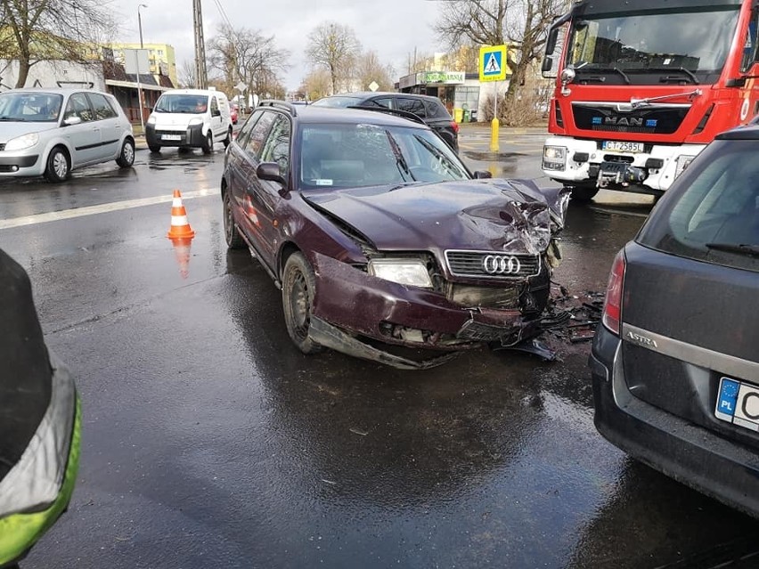 Do kraksy dwóch samochodów osobowy - audi i opla doszło...