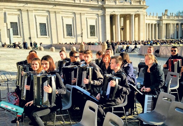 Akordeoniści przed bazyliką na placu św. Piotra na Watykanie. Za chwilę wielki moment - audiencja i koncert dla Franciszka.