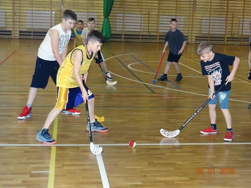 Uczniowie SP nr 2 w Ostrowi na sportowym wyjeździe w Zambrowie