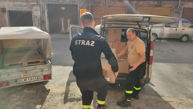 Nasza jednostka włączyła się w zbiórkę sprzętu strażackiego, którą ogłosił Komendant Główny PSP dla strażaków z objętej wojną Ukrainy. Przekazaliśmy na ten cel m.in. zbędne hełmy, nomexy, rękawice, prądownice, węże, torbę medyczną. W naszej jednostce utworzono też gminny punkt odbioru sprzętu strażackiego, do którego to rzeczy przywiozły jednostki OSP z terenu całej gminy, tj. z Dobrzyjałowa, Drozdowa, Jeziorka, Kalinowa i Olszyn. Później wszystko zostało przez nas zapakowane w kartony, które ustawiliśmy na paletach i przewieźliśmy do Komendy Miejskiej PSP w Łomży.Ponadto włączyliśmy się w pomoc w zbiórce żywności, odzieży, środków czystości, pościeli i ręczników, która prowadzona jest w Gminnej Hali Sportowej w Piątnicy. Rzeczy można przynosić dziś do godziny 22.