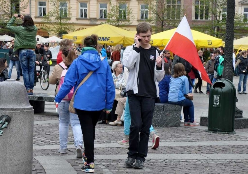 Długie kolejki po darmowe flagi [ZDJĘCIA, WIDEO]