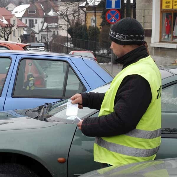 Część parkingowych mają zastąpić parkometry, pozostali zmienią się w kontrolerów.