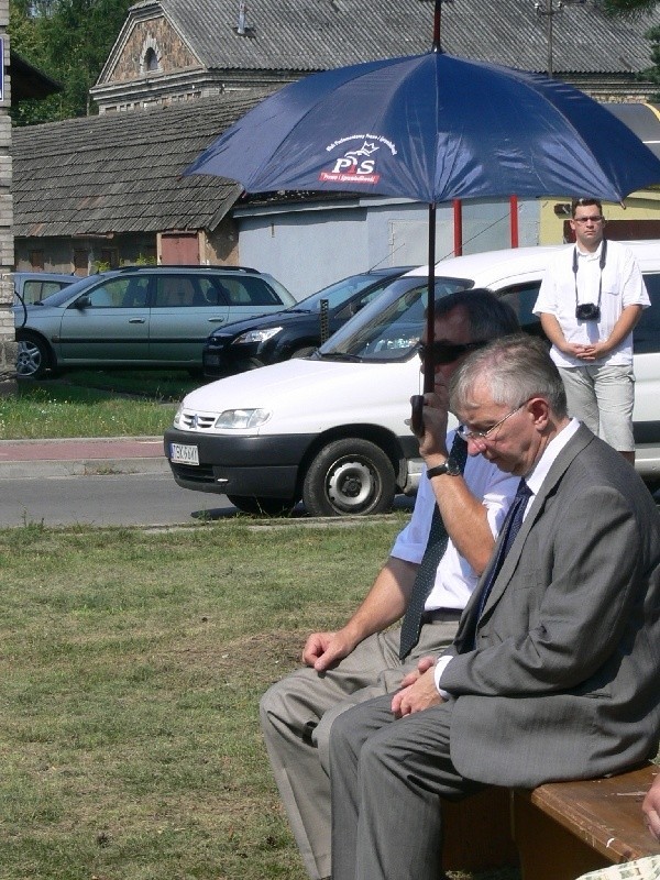 Andrzej Bętkowski i Krzysztof Lipiec pod partyjnym parasolem.