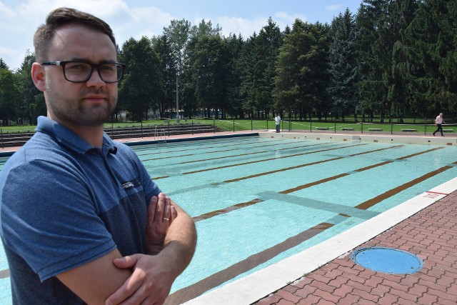 Mateusz Starzec przy letnim basenie obok Domu Sportu w Mościcach. Obiekt tego lata zazwyczaj świeci pustkami