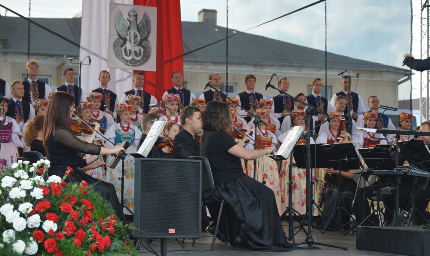 Piękny koncert zespołu Śląsk na koneckim rynku. Pieśni chóru i orkiestry rozpoczęły obchody Koneckiego Września 