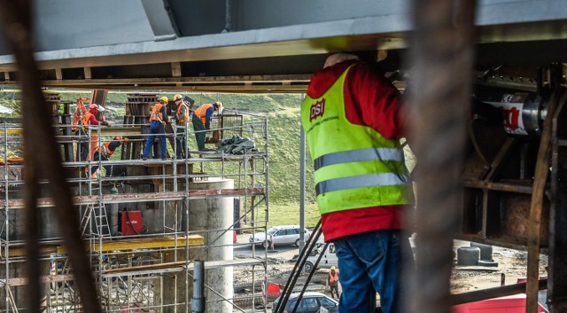 Na ul. Wojska Polskiego, na placu budowy nowego wiaduktu, rozpoczęła się skomplikowana operacja. Wykonawca, czyli firma Gotowski, rozpoczęła nasuwanie konstrukcji w miejsce docelowe. - Konstrukcja jest metalowa i waży ponad tysiąc ton - wyjaśnia Paweł Pietraszak, dyrektor do spraw konstrukcji w firmie Gotowski.  Prace potrwają około tygodnia. Konstrukcja połączy przyczółki na Wojska Polskiego spinając przejazd nad Jana Pawła II. Na razie cała konstrukcja będzie znajdowała się  ok. 2 metry nad rzeczywistym poziomem. Kolejny etap będzie więc polegał na opuszczaniu konstrukcji stalowej. Spocznie na specjalnych łożyskach, które znajdują się na podporach wiaduktu. Prace potrwają również ok. tygodnia.