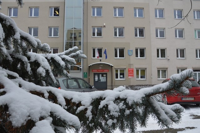 Budynek starostwa powiatowego w zimowej szacie, na wizytę w Wydziale Komunikacji  można umówić się przez Internet