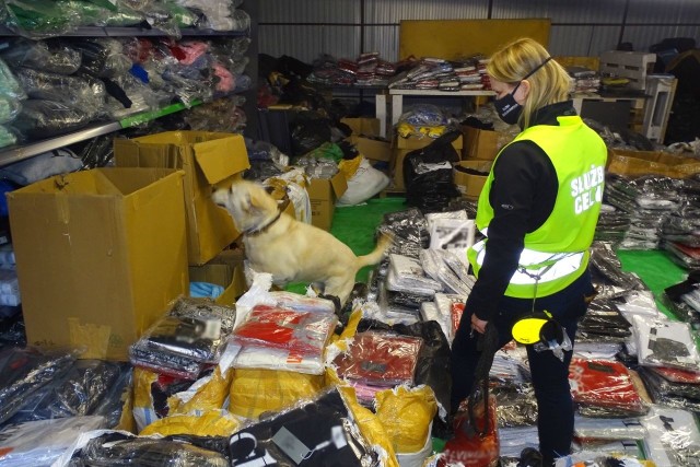 W nielegalnym magazynie w okolicy Wieliczki znaleziono towar - m.in. ponad 23 tys. sztuk odzieży i obuwia - oznaczony podrobionymi znakami znanych firm. Wartość zabezpieczonych towarów to aż blisko 2,8 mln zł