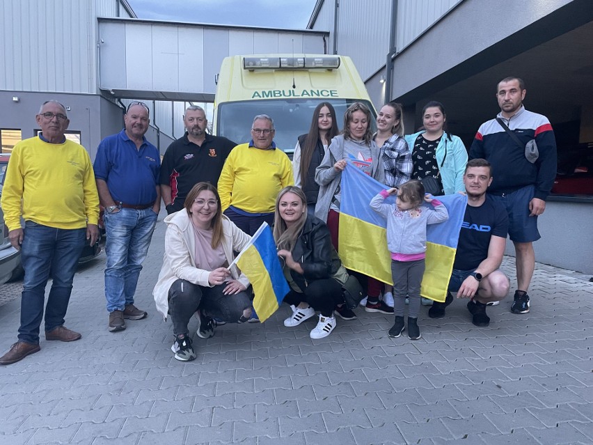 Przejechali tysiące kilometrów do Kielc by przekazać karetkę i sprzęt medyczny dla żołnierzy walczących w Ukrainie. Zobacz zdjęcia