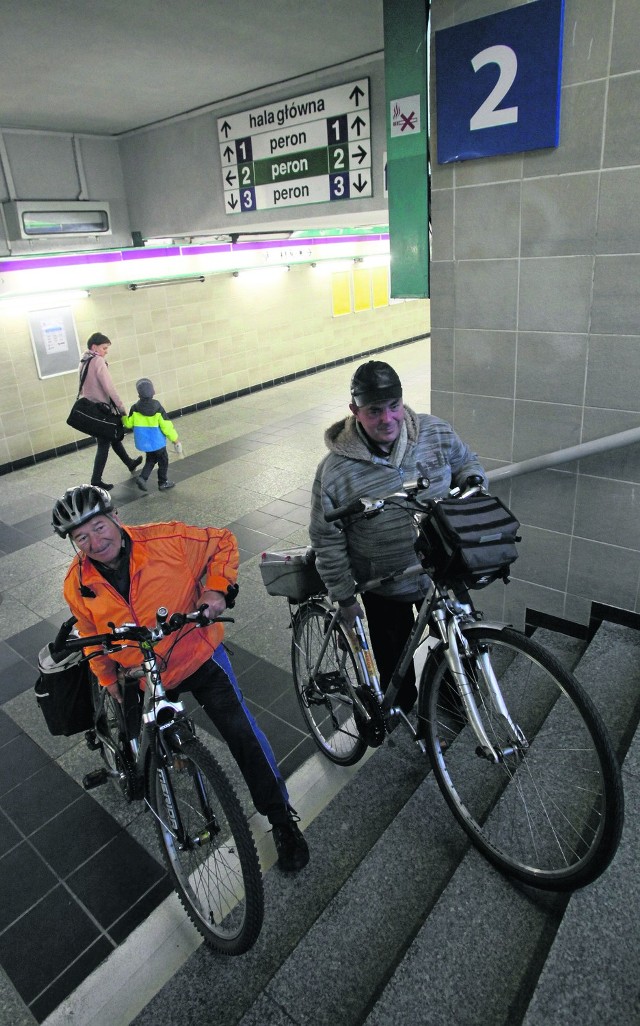 Z tunelu na dworcu Łódź Kaliska można dostać się na perony tylko po schodach. Niedługo będzie można wjechać tam windami