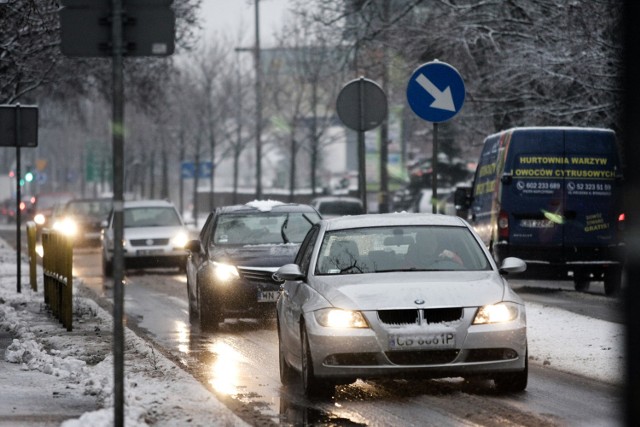 Na drogach panują trudne warunki: leży śnieg i jest ślisko. Bądźcie ostrożni!