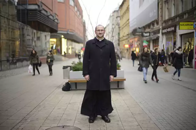 - Sądzę, że jeśli ktoś robi wiele dobrego, to eksperymentuje - mówi ks. Adam Pawłowski.