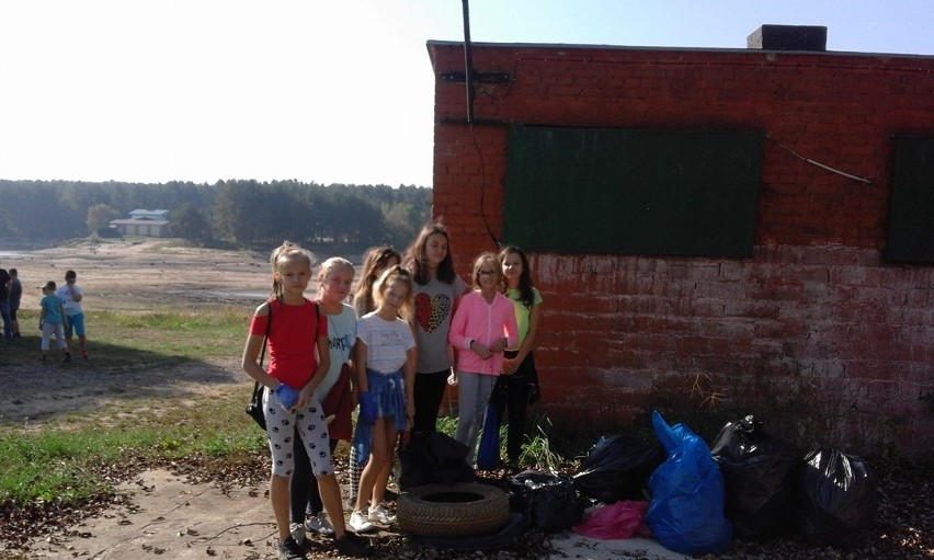 Starachowice: Uczniowie z „szóstki” zaczęli „Sprzątanie świata” nad Lubianką