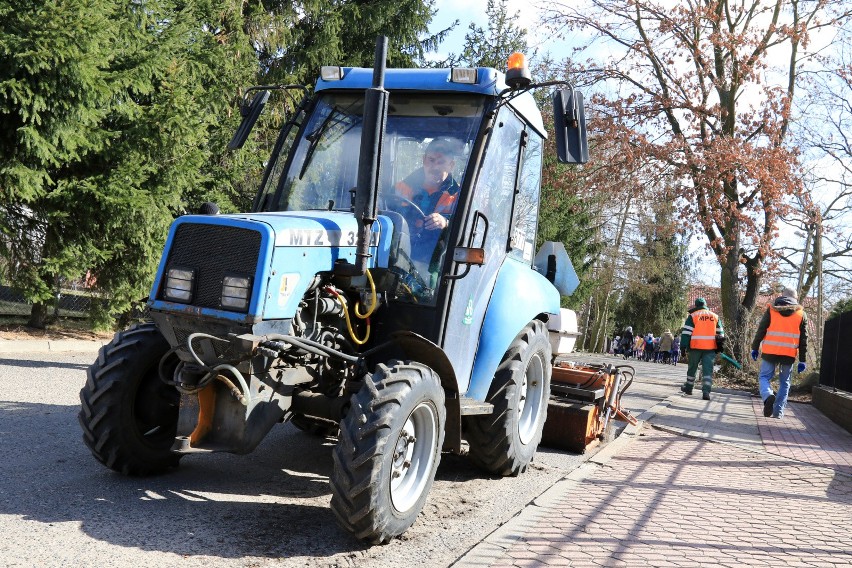 Zamiast pługów i solarek na ulice wyjadą zamiatarki