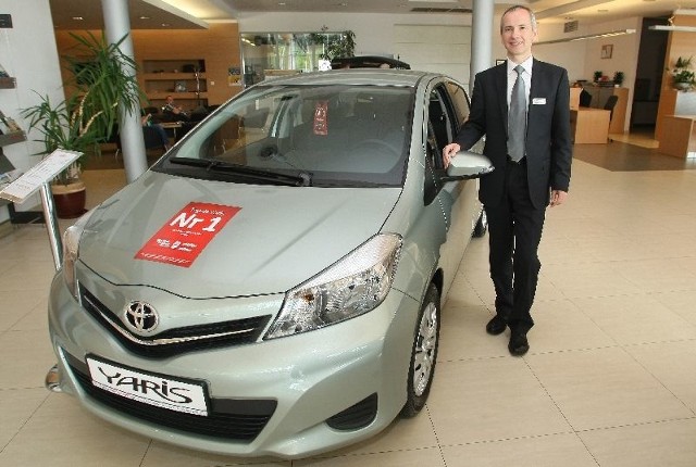 Samochód, na którym będą zdawane egzaminy na prawo jazdy to toyota yaris, model trzeciej generacji, będzie wyposażony w 4-cylindrowy silnik benzynowy o mocy 99 koni mechanicznych i sześciobiegową skrzynię. Nowe auto prezentuje Romuald Niziołek, kierownik działu handlowego w Toyota Romanowski.