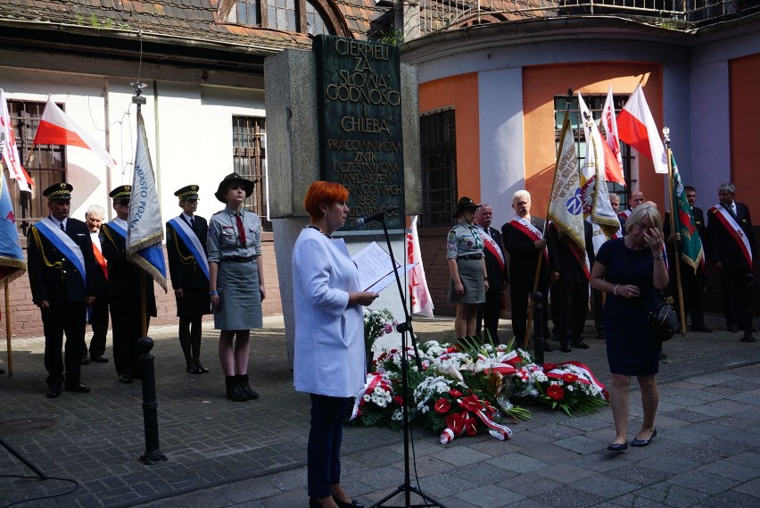 Czerwiec 56: Złożenie kwiatów pod zakładem ZNTK