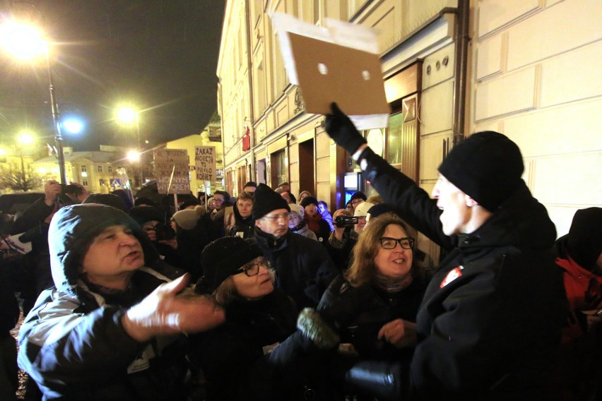 Ogólnopolski Strajk Kobiet. Protesty w Lublinie przed biurem PiS (WIDEO)