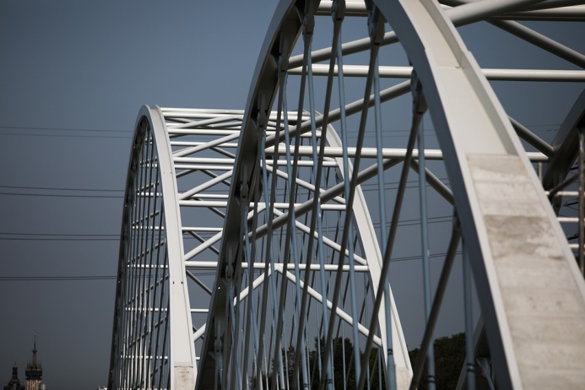 Kraków. Nowy most kolejowy niemal gotowy, kolejny etap inwestycji [ZDJĘCIA]