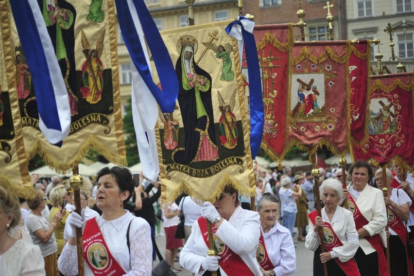 Będą procesje w Boże Ciało. Przepisy na to pozwalają. A co radzą specjaliści?