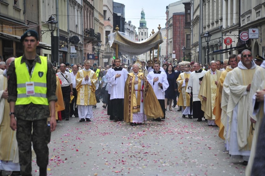 Będą procesje w Boże Ciało. Przepisy na to pozwalają. A co radzą specjaliści?