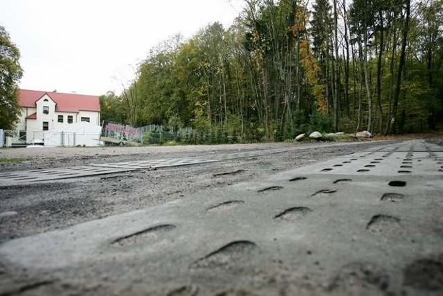 Samowoli budowlanej nie było, ale przebudowę drogi w Lasku Północnym trzeba było  zgłosić. To najnowsze ustalenia inspektorów nadzoru.