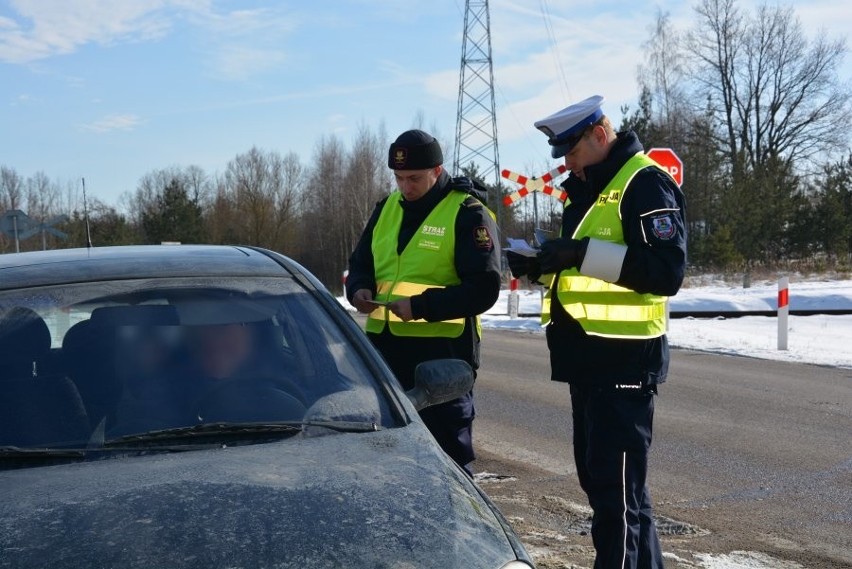 Akcja "Bezpieczny Przejazd" w województwie podlaskim. 126 policjantów skontrolowało kilkuset kierowców