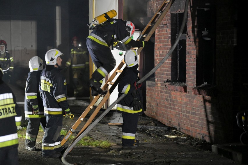 W sobotę (9 października 2021) około godz. 1 w nocy wybuchł...