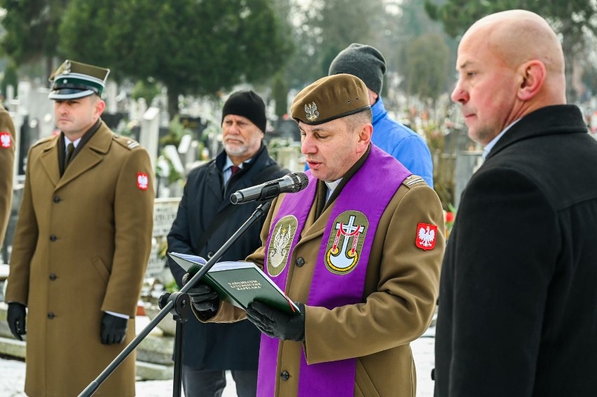 Apel pamięci z salwą honorową na Cmentarzu Nowofarnym w Bydgoszczy. Tak bydgoscy kadeci uczcili pamięć powstańca