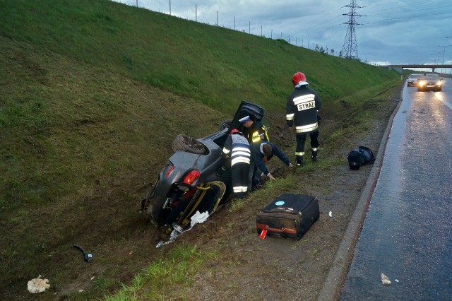 W sobotę wieczorem na obwodnicy Słupska doszło do wypadku. Kierujący samochodem marki BMW nie zachował należytej ostrożności i doszło do dachowania. Na miejscu pracowali policjanci słupskiej drogówki ruch był utrudniony.