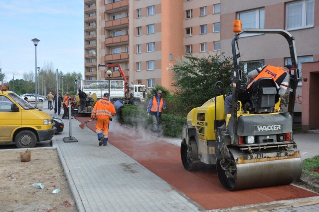 Co najmniej 8,8 mln złotych pochłonie budowa nowych dróg rowerowych wokół ronda Grunwaldzkiego i ul. Grunwaldzkiej na Okolu. Nowe ścieżki wraz rozbudowaną ulicą Grunwaldzką pomiędzy Czyżkówkiem i Osową Góra stanowić będą 7-kilometrową bezpieczną i komfortową trasę rowerową łączącą centrum z osiedlami Czyżkówko i Osowa Góra oraz sąsiednimi gminami.więcej o inwestycjach na kolejnych planszach galerii --->>>rzegląd najciekawszych informacji z kraju (źródło TVN/X-News):