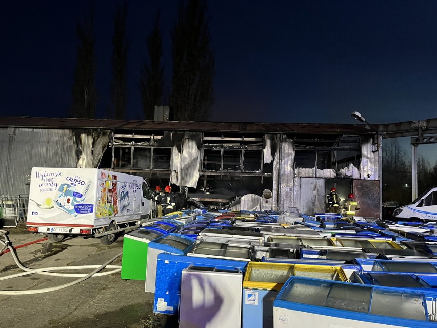 Pożar w Gdańsku. Strażacy ugasili palącą się halę magazynową na terenie Lodmoru 