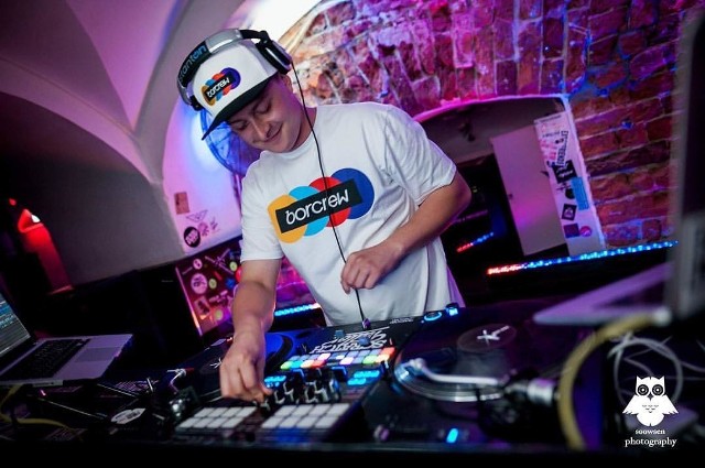 DJ VaZee to najbardziej utalentowany i utytułowany radomski DJ, który na co dzień gra koncerty z raperem KęKę. 