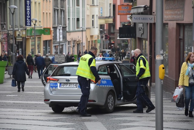 Dwaj mężczyźni napadli na sklep i ukradli alkohol