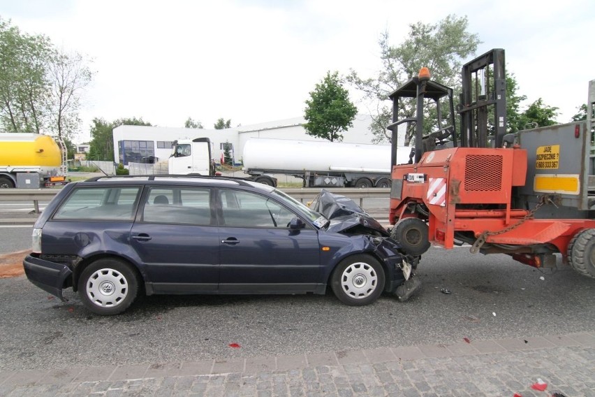 Wypadek pod Wrocławiem. Zderzyły się trzy samochody, 3 osoby są ranne (ZDJĘCIA)